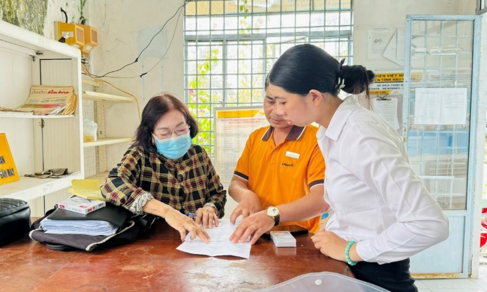 BHXH cơ sở Vị Tân đẩy mạnh chi trả không dùng tiền mặt