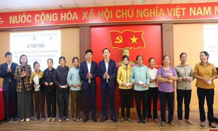 Trao tặng thẻ BHYT cho người dân có hoàn cảnh khó khăn tại tỉnh Thanh Hóa