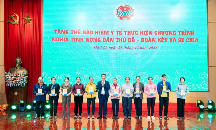 Trao tặng 31 thẻ BHYT cho hội viên Hội Nông dân TP. Hà Nội có hoàn cảnh khó khăn