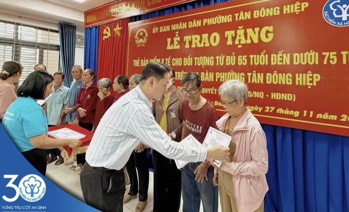 TP. Hồ Chí Minh: Nhiều người cao tuổi đã được cấp thẻ BHYT theo Nghị quyết số 56/2025/NQ-HĐND