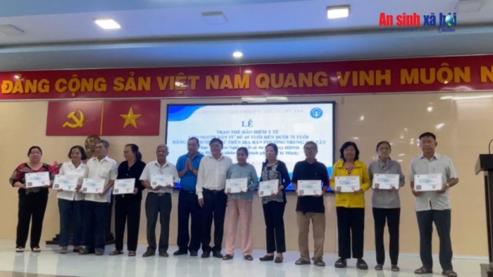 VIDEO: “Ấm lòng” từ Nghị quyết 56/2025/NQ-HĐND đến với người 
cao tuổi TP. Hồ Chí Minh được hỗ trợ BHYT