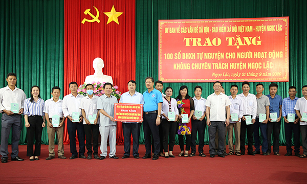 Trao tặng 100 sổ BHXH tự nguyện cho cán bộ không chuyên trách tại Thanh Hóa