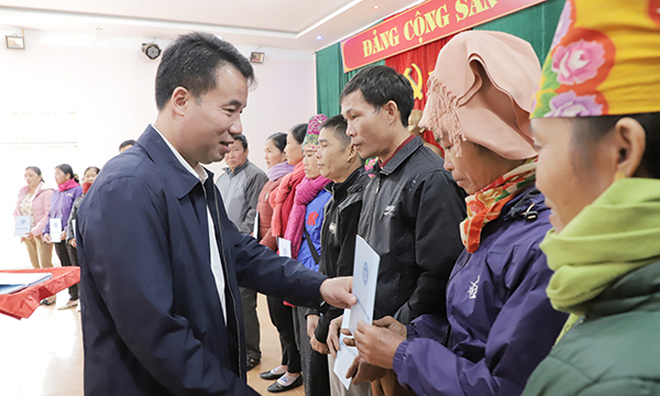 Tặng thẻ BHYT cho học sinh và đồng bào dân tộc khó khăn ở Điện Biên và Sơn La