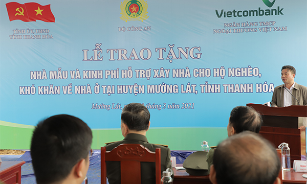 Trao tặng nhà mẫu, kinh phí hỗ trợ xây dựng nhà và sổ BHXH tự nguyện tại huyện Mường Lát