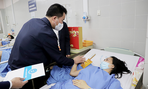 Tặng thẻ BHYT, trao quà- mang Tết ấm đến với người nghèo năm Nhâm Dần 2022