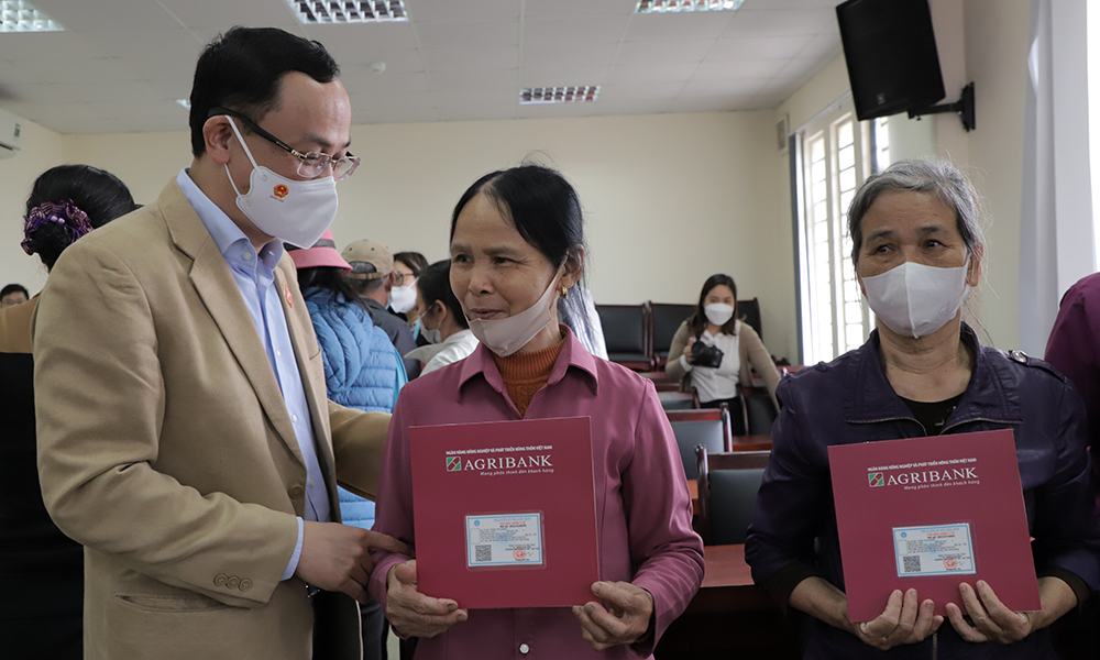 Chương trình Xuân yêu thương- Tặng thẻ BHYT cho người dân có hoàn cảnh khó khăn