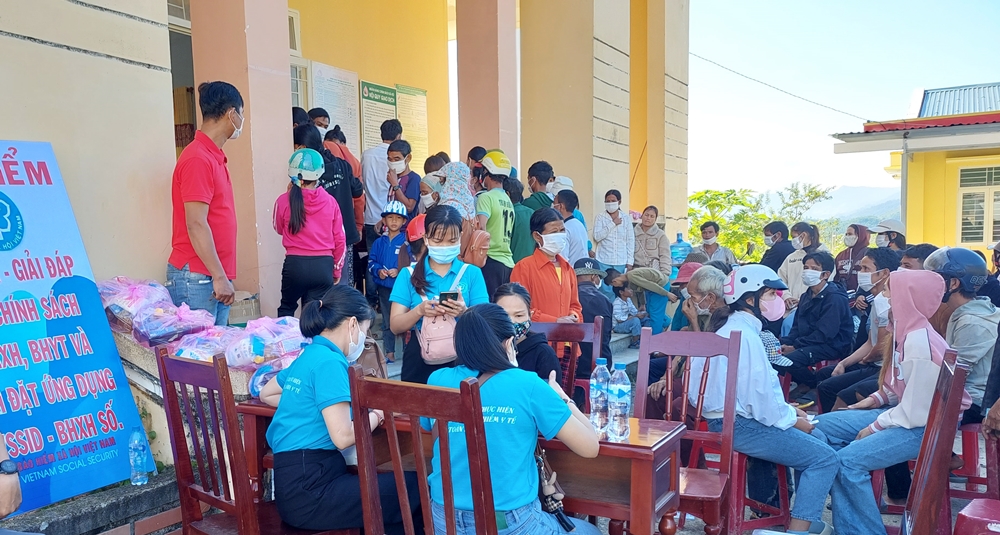 Khám bệnh, cấp thuốc miễn phí và tặng quà cho bà con đồng bào Cadong