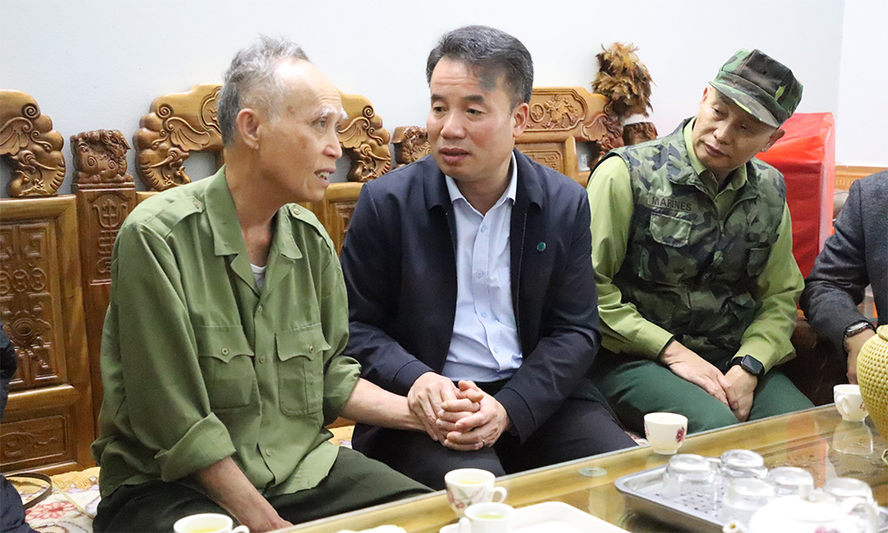 Tặng sổ BHXH, thẻ BHYT cho người có hoàn cảnh khó khăn và chúc Tết người có công ở Sơn La