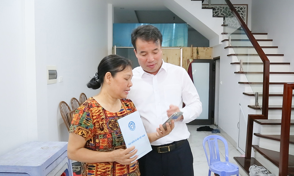 Niềm vui của người dân khi nhận lương hưu, trợ cấp BHXH theo mức tăng mới